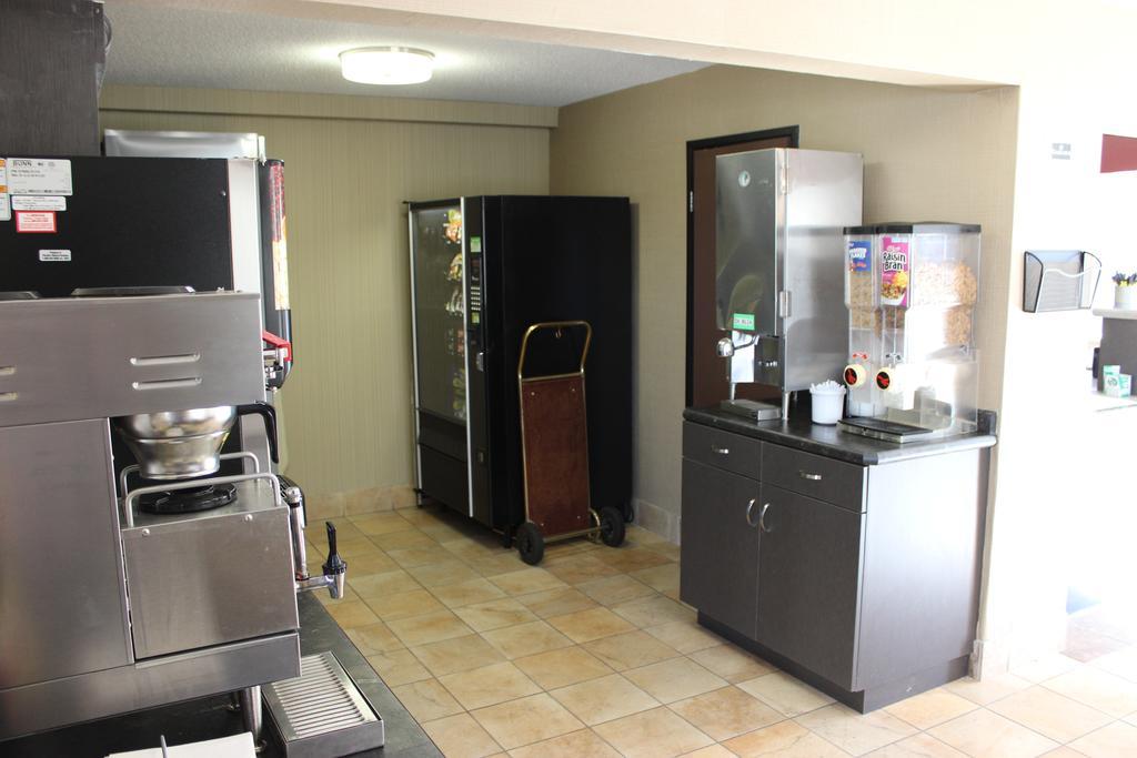 Super 8 By Wyndham Grand Forks Hotel Екстериор снимка