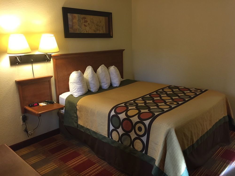 Super 8 By Wyndham Grand Forks Hotel Екстериор снимка