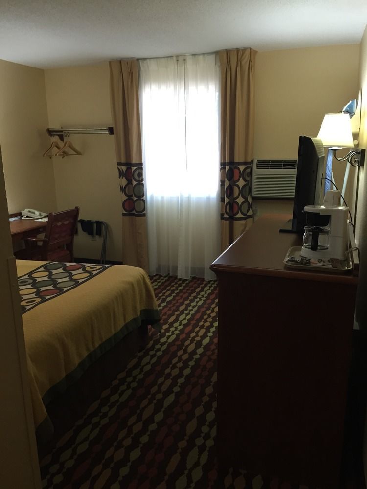 Super 8 By Wyndham Grand Forks Hotel Екстериор снимка