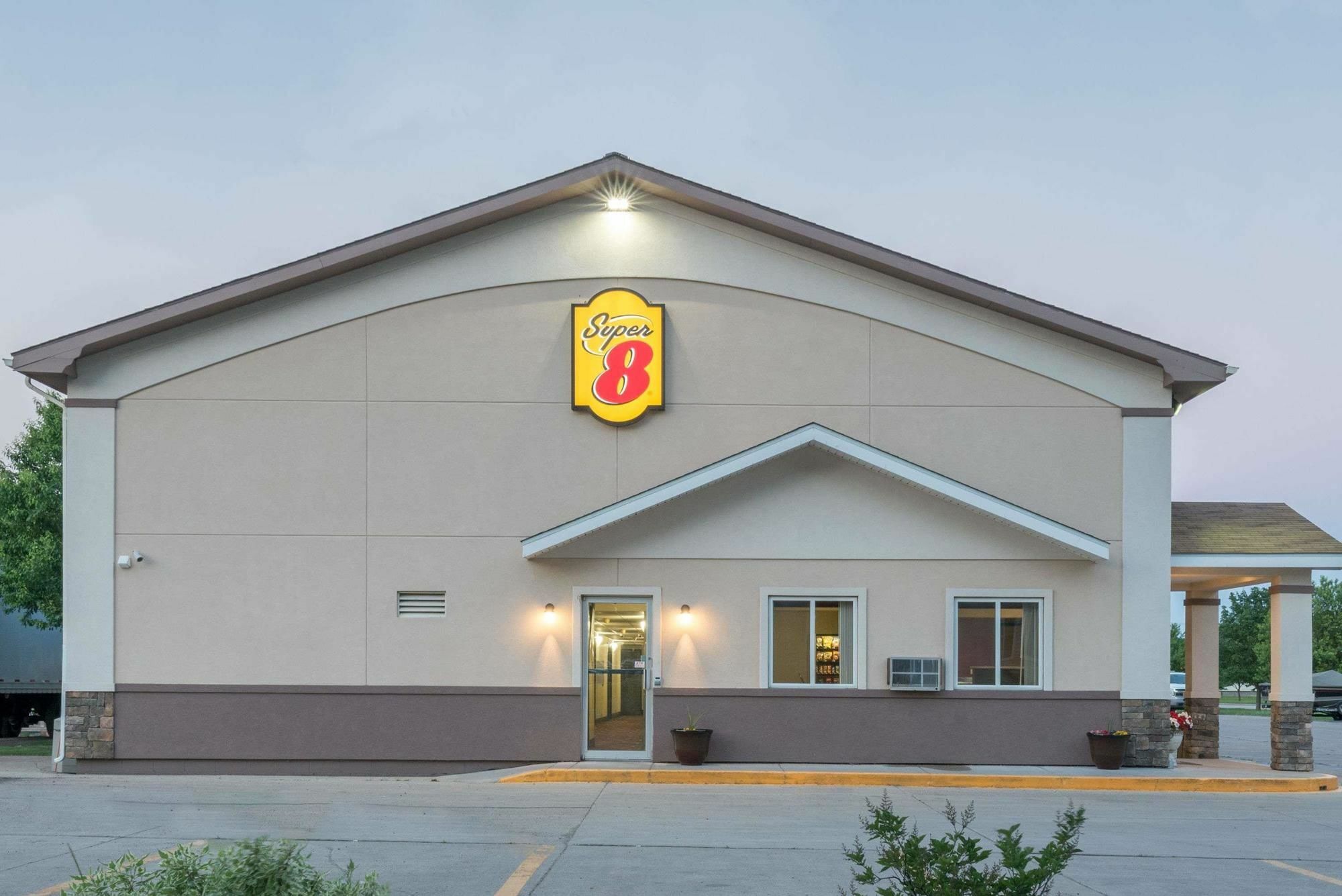 Super 8 By Wyndham Grand Forks Hotel Екстериор снимка