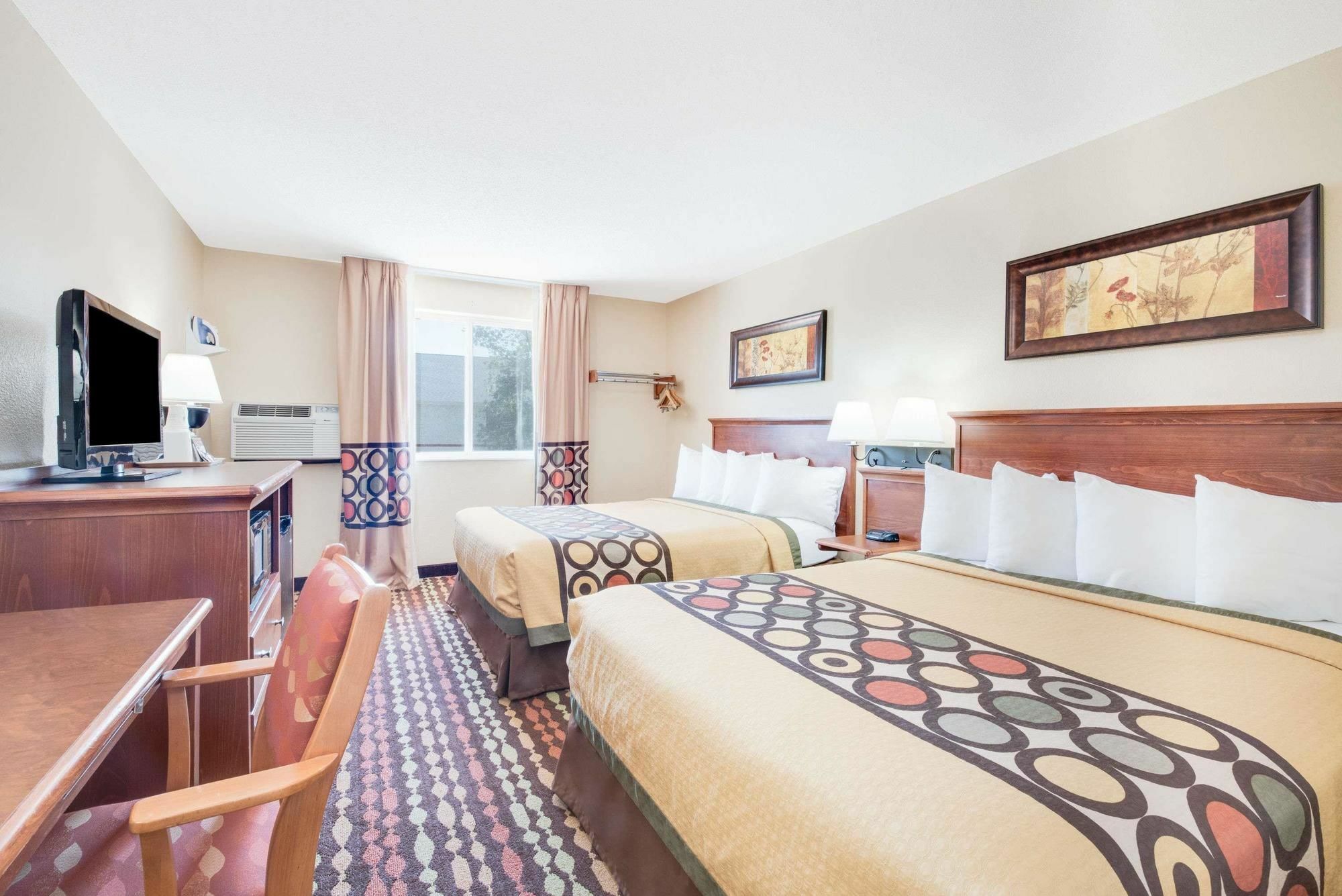 Super 8 By Wyndham Grand Forks Hotel Екстериор снимка
