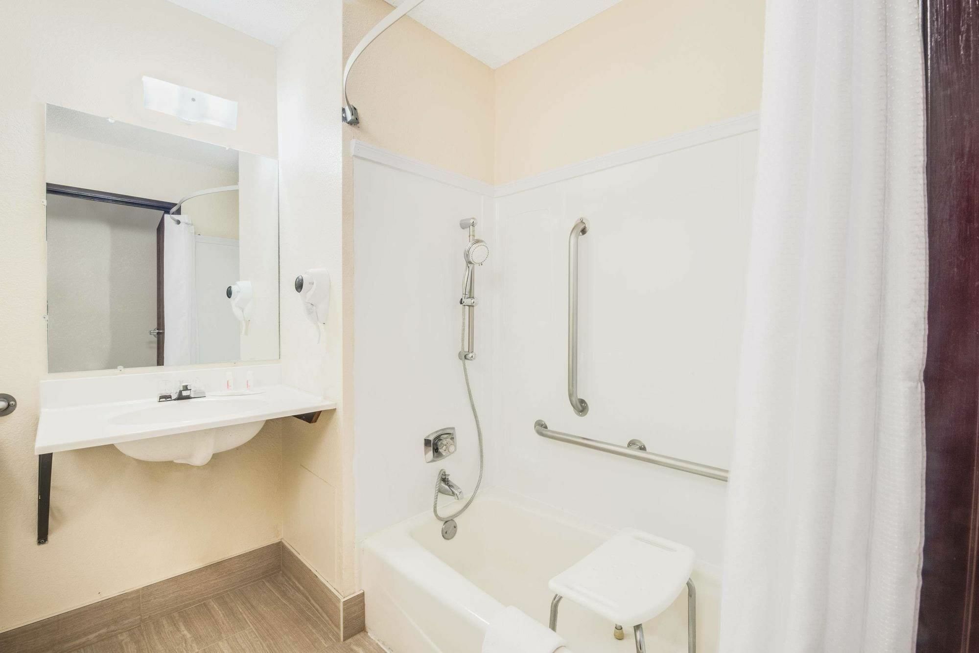 Super 8 By Wyndham Grand Forks Hotel Екстериор снимка